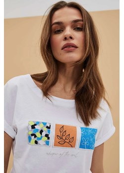 Bawełniany t-shirt z roślinnym nadrukiem i okrągłym dekoltem biały ze sklepu Moodo.pl w kategorii Bluzki damskie - zdjęcie 170458378