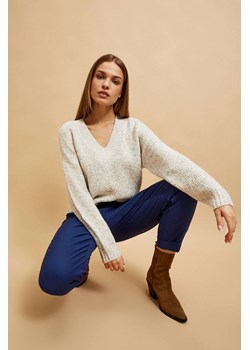 Sweter z dekoltem w serek i długimi rękawami perłowy ze sklepu Moodo.pl w kategorii Swetry damskie - zdjęcie 170458387