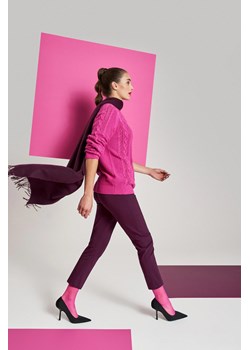 Spodnie z kantem koloru burgund ze sklepu Moodo.pl w kategorii Spodnie damskie - zdjęcie 170459325
