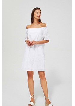 Ażurowa sukienka z odkrytymi ramionami biała ze sklepu Moodo.pl w kategorii Sukienki - zdjęcie 170459799