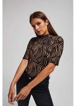Wzorzysta bluzka z półgolfem ciemnobeżowa ze sklepu Moodo.pl w kategorii Bluzki damskie - zdjęcie 170460486