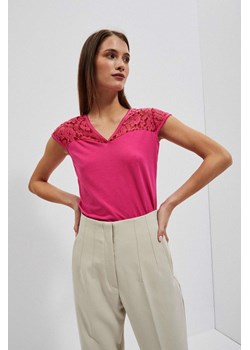 Bluzka z dekoltem w serek i koronką różowa ze sklepu Moodo.pl w kategorii Bluzki damskie - zdjęcie 170460505