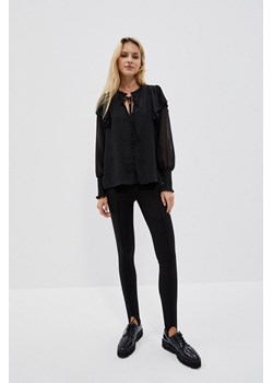 Gładkie spodnie z paskiem na stopie czarne ze sklepu Moodo.pl w kategorii Spodnie damskie - zdjęcie 170460509