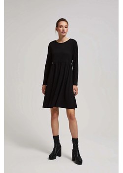 Sukienka z długimi rękawami i rozkloszowanym dołem czarna ze sklepu Moodo.pl w kategorii Sukienki - zdjęcie 170460877