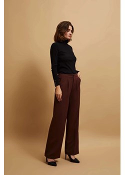Spodnie w kant brązowe ze sklepu Moodo.pl w kategorii Spodnie damskie - zdjęcie 170460956