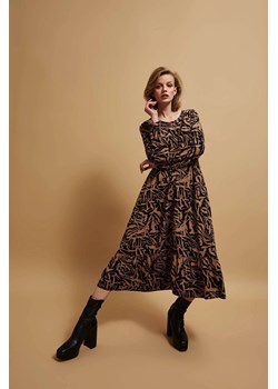Wzorzysta sukienka midi ze sklepu Moodo.pl w kategorii Sukienki - zdjęcie 170461498