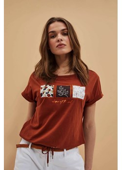 Bawełniany t-shirt z nadrukiem brązowy ze sklepu Moodo.pl w kategorii Bluzki damskie - zdjęcie 170461847