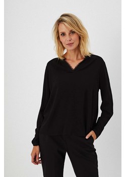 Gładka koszula z wiskozy czarna ze sklepu Moodo.pl w kategorii Bluzki damskie - zdjęcie 170462246