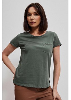 Bawełniany t-shirt z krótkimi rękawami i kieszkonką oliwkowy ze sklepu Moodo.pl w kategorii Bluzki damskie - zdjęcie 170462469