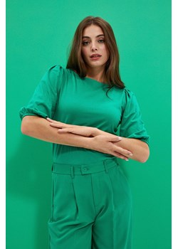 Gładka bluzka z bufiastymi rękawami zielona ze sklepu Moodo.pl w kategorii Bluzki damskie - zdjęcie 170462998