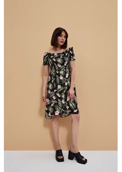 Sukienka z roślinnym motywem ze sklepu Moodo.pl w kategorii Sukienki - zdjęcie 170463069