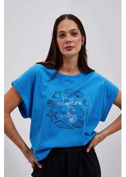 Bawełniany t-shirt z nadrukiem lazurowy ze sklepu Moodo.pl w kategorii Bluzki damskie - zdjęcie 170463196