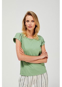 T-shirt z ażurowym zdobieniem ze sklepu Moodo.pl w kategorii Bluzki damskie - zdjęcie 170463439