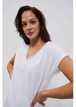 T-shirt z koronkowym dekoltem w serek biały ze sklepu Moodo.pl w kategorii Bluzki damskie - zdjęcie 170463456