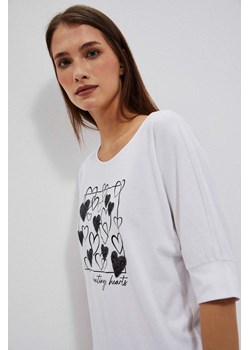 T-shirt z nadrukowanymi sercami biały ze sklepu Moodo.pl w kategorii Bluzki damskie - zdjęcie 170464575