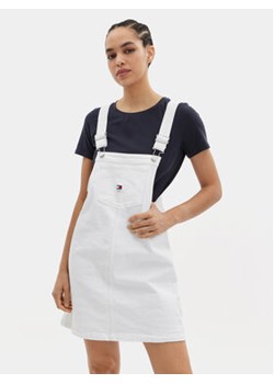 Tommy Jeans Sukienka jeansowa Pinafore DW0DW17680 Biały Regular Fit ze sklepu MODIVO w kategorii Sukienki - zdjęcie 170468056