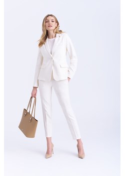 Elegancki, dopasowany, jednorzędowy żakiet biały ze sklepu 5.10.15 w kategorii Marynarki damskie - zdjęcie 170469909