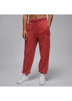 Damskie spodnie z dzianiny z efektem sprania Jordan Flight Fleece - Czerwony ze sklepu Nike poland w kategorii Spodnie damskie - zdjęcie 170473018