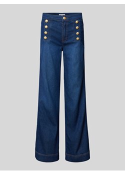 Jeansy z poszerzaną nogawką i ozdobnymi guzikami model ‘AUDREY’ ze sklepu Peek&Cloppenburg  w kategorii Jeansy damskie - zdjęcie 170473399