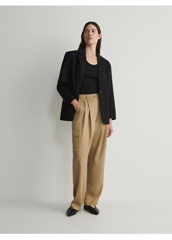 Reserved - Satynowe spodnie z kieszeniami cargo - brązowy ze sklepu Reserved w kategorii Spodnie damskie - zdjęcie 170477917