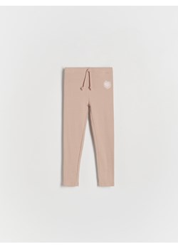 Reserved - Bawełniane legginsy z naszywką - beżowy ze sklepu Reserved w kategorii Spodnie i półśpiochy - zdjęcie 170478207