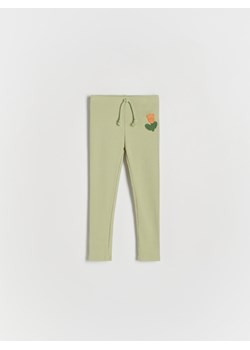 Reserved - Bawełniane legginsy z naszywką - jasnozielony ze sklepu Reserved w kategorii Spodnie i półśpiochy - zdjęcie 170478209