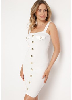 Biała Sukienka z Prążkowanej Dzianiny z Ozdobnymi Guzikami Oledia ze sklepu Born2be Odzież w kategorii Sukienki - zdjęcie 170478556