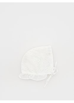 Reserved - Czapka z wiązaniem - biały ze sklepu Reserved w kategorii Czapki dziecięce - zdjęcie 170490157