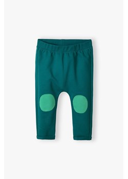 Zielone bawełniane spodnie niemowlęce z naszywkami na kolanach ze sklepu 5.10.15 w kategorii Spodnie i półśpiochy - zdjęcie 170493107