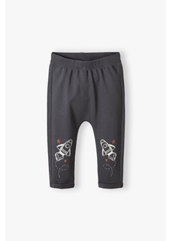 Szare bawełniane spodnie niemowlęce z kosmicznym nadrukiem na kolanach ze sklepu 5.10.15 w kategorii Spodnie i półśpiochy - zdjęcie 170493127