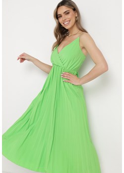 Zielona Rozkloszowana Sukienka Długa z Kopertowym Dekoltem na Ramiączkach Asmerria ze sklepu Born2be Odzież w kategorii Sukienki - zdjęcie 170495415