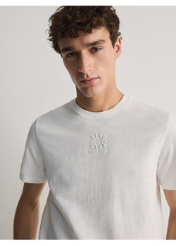 Reserved - T-shirt regular fit z haftem - złamana biel ze sklepu Reserved w kategorii T-shirty męskie - zdjęcie 170499029