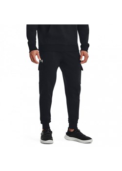 Męskie spodnie dresowe Under Armour UA Rival Fleece Cargo Jogger - czarne ze sklepu Sportstylestory.com w kategorii Spodnie męskie - zdjęcie 170502415