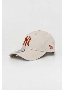 New Era czapka z daszkiem bawełniana kolor beżowy z aplikacją NEW YORK YANKEES ze sklepu PRM w kategorii Czapki z daszkiem damskie - zdjęcie 170503129