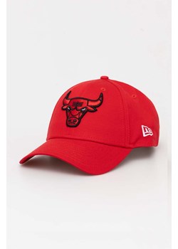 New Era czapka z daszkiem bawełniana kolor czerwony z aplikacją CHICAGO BULLS ze sklepu PRM w kategorii Czapki z daszkiem damskie - zdjęcie 170503135