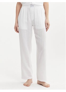 Calvin Klein Underwear Spodnie piżamowe 000QS7140E Biały Relaxed Fit ze sklepu MODIVO w kategorii Piżamy damskie - zdjęcie 170507345
