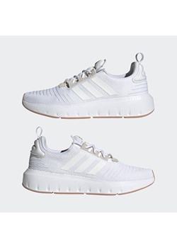adidas Sneakersy &quot;Swift Run 23&quot; w kolorze białym ze sklepu Limango Polska w kategorii Buty sportowe męskie - zdjęcie 170515007