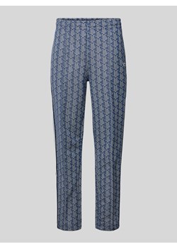 Spodnie dresowe o kroju regular fit z graficznym wzorem na całej powierzchni ze sklepu Peek&Cloppenburg  w kategorii Spodnie męskie - zdjęcie 170535386