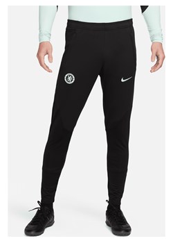 Męskie spodnie piłkarskie z dzianiny Nike Dri-FIT Chelsea F.C. Strike (wersja trzecia) - Czerń ze sklepu Nike poland w kategorii Spodnie męskie - zdjęcie 170550159