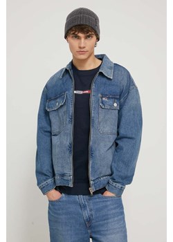 Tommy Jeans kurtka jeansowa męska kolor niebieski przejściowa oversize DM0DM18777 ze sklepu ANSWEAR.com w kategorii Kurtki męskie - zdjęcie 170578466