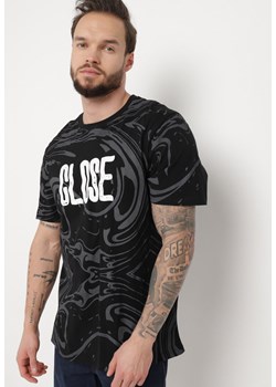 Czarna Bawełniana Koszulka z Krótkim Rękawem z Abstrakcyjnym Wzorem i Napisem Darcja ze sklepu Born2be Odzież w kategorii T-shirty męskie - zdjęcie 170580388
