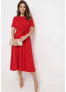 Czerwona Rozkloszowana Sukienka Midi z Materiałowym Paskiem Marjoni ze sklepu Born2be Odzież w kategorii Sukienki - zdjęcie 170580437