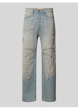 Jeansy o kroju baggy fit z wyhaftowany,motywem ze sklepu Peek&Cloppenburg  w kategorii Jeansy męskie - zdjęcie 170581218