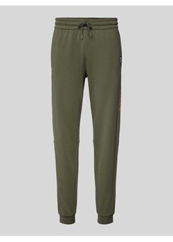 Spodnie dresowe o kroju regular fit z nadrukiem z logo model ‘PANTALONI’ ze sklepu Peek&Cloppenburg  w kategorii Spodnie męskie - zdjęcie 170581366