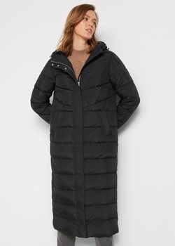 Długi płaszcz pikowany z kapturem ze sklepu bonprix w kategorii Płaszcze damskie - zdjęcie 170599569