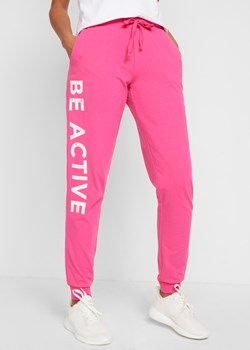 Spodnie sportowe bawełniane z nadrukiem, Loose Fit ze sklepu bonprix w kategorii Spodnie damskie - zdjęcie 170600378
