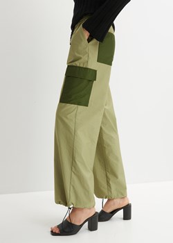 Spodnie spadochronowe   z kontrastowymi kieszeniami ze sklepu bonprix w kategorii Spodnie damskie - zdjęcie 170604849