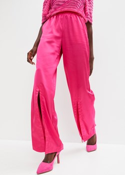 Spodnie satynowe z rozcięciem ze sklepu bonprix w kategorii Spodnie damskie - zdjęcie 170607097