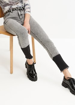 Dżinsy Skinny z kontrastowym dołem nogawek ze sklepu bonprix w kategorii Jeansy damskie - zdjęcie 170615138