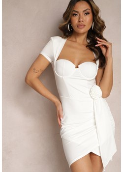 Biała Sukienka o Asymetrycznym Kroju z Kwiatem i Głębokim Dekoltem Dalitza ze sklepu Renee odzież w kategorii Sukienki - zdjęcie 170627816